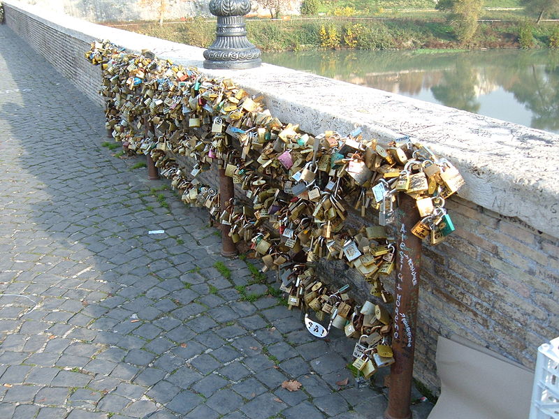 File:Ponte Milvio - Lucchetti 1.JPG